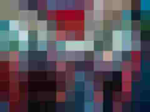 Innenraum eines Kleinbusses mit Sitzreihen und Blick nach vorn durch die Frontscheibe