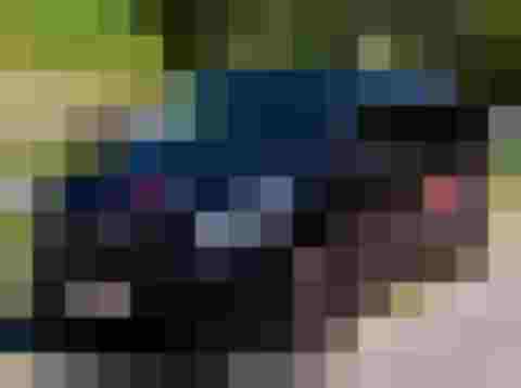 Schwarzer Taxi-AV-Van (Mercedes) in ländlicher Umgebung im Pongau