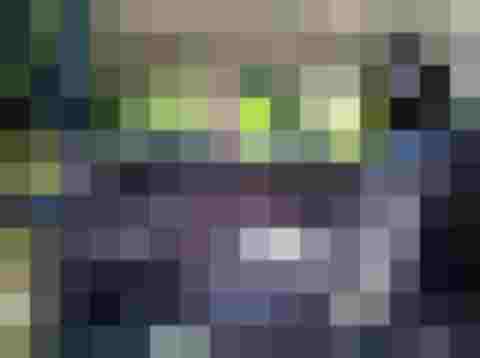 Geräumiger Innenraum eines Taxis mit schwarzer Ledersitzbank und Platz für mehrere Fahrgäste