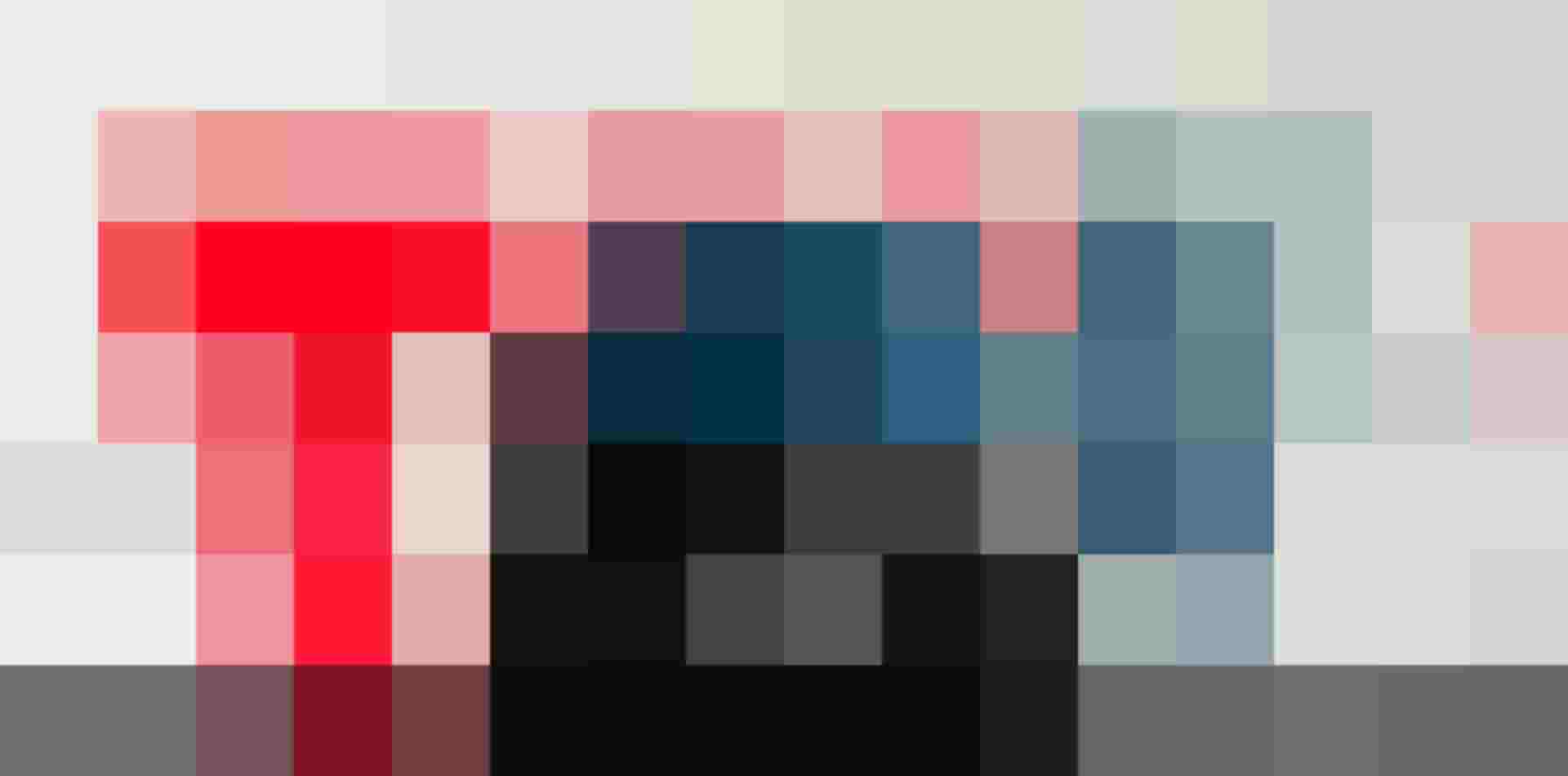 Schwarzes Taxi AV Fahrzeug frontal vor großem Taxi-AV-Schriftzug